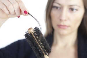 Female-hair-loss-Comb-min-800x533